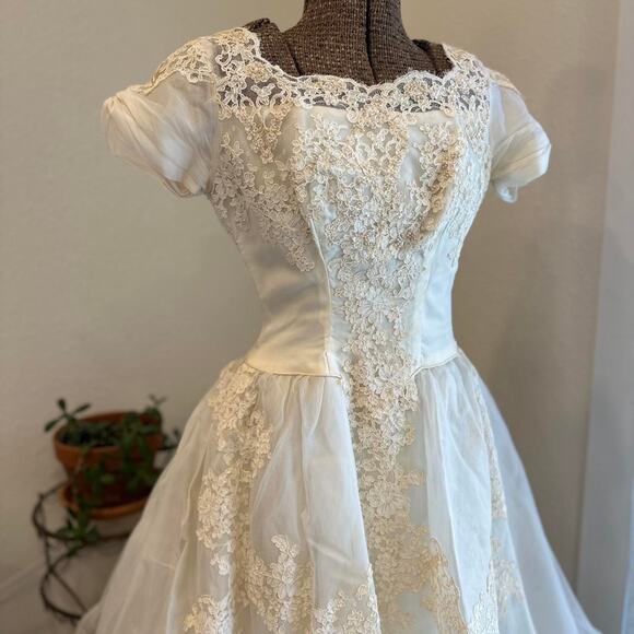 Vintage Women’s XS Wedding Gown Ivory Lace Tulle Full Skirt Romantic 1950s - Picture 4 of 7